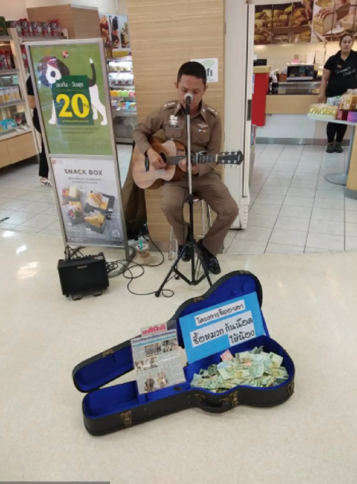 รักเลย!! ตำรวจหนุ่มนั่งร้องเพลงเปิดหมวกอยู่ในห้าง เสียงทรงพลังสะกดทุกสายตา เห็นข้อความติดไว้ยิ่งทำน้ำตาซึม ขอบคุณครับ (คลิป)