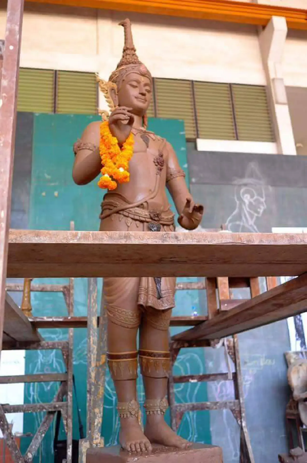 เผยภาพ"พระอินทร์"ประติมากรรมประดับพระเมรุมาศงดงามสมพระเกียรติ จากฝีมือจิตอาสาช่างสิบหมู่ ถวายแด่พ่อหลวงเป็นครั้งสุดท้าย