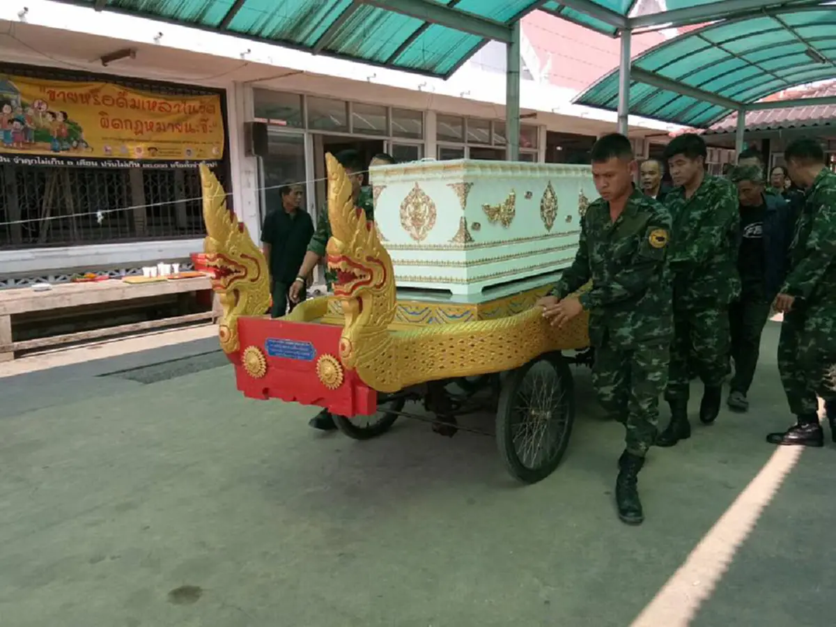 ไร้ยางอายสิ้นดี!!!เพจ" กรณี ธรรมกาย" โพสต์ภาพ ทหารที่ไปช่วยงานศพ "ลุงอนวัช" แถบอกว่าไปรื้องาน ...ดูกันเอาเองนะ!? (รายละเอียด)