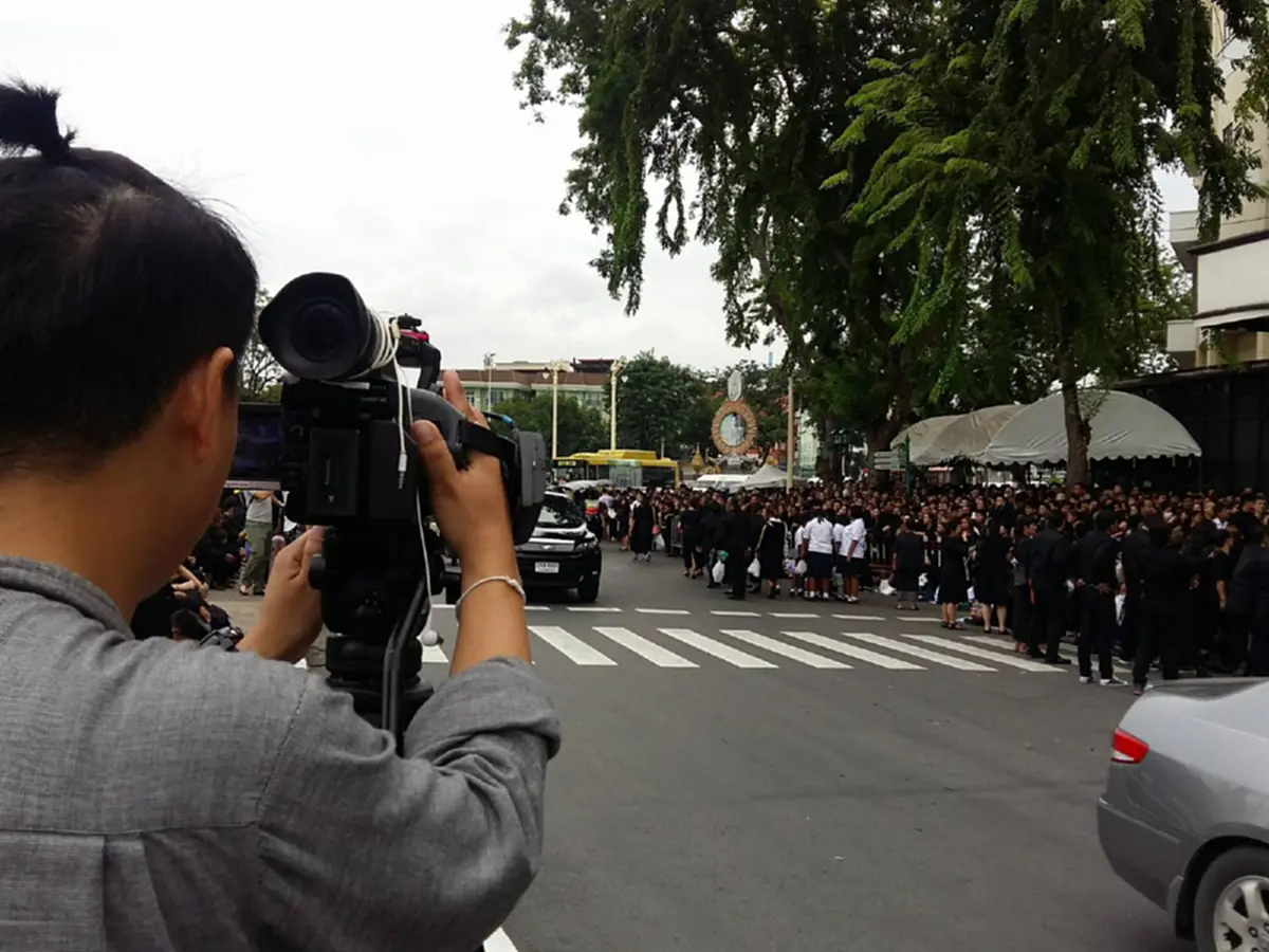 "วันสุดท้ายการเข้ากราบพระบรมศพฯ ในหลวง ร.9 พสกนิกรไทยน้อมใจส่งเสด็จสู่สวรรคาลัย