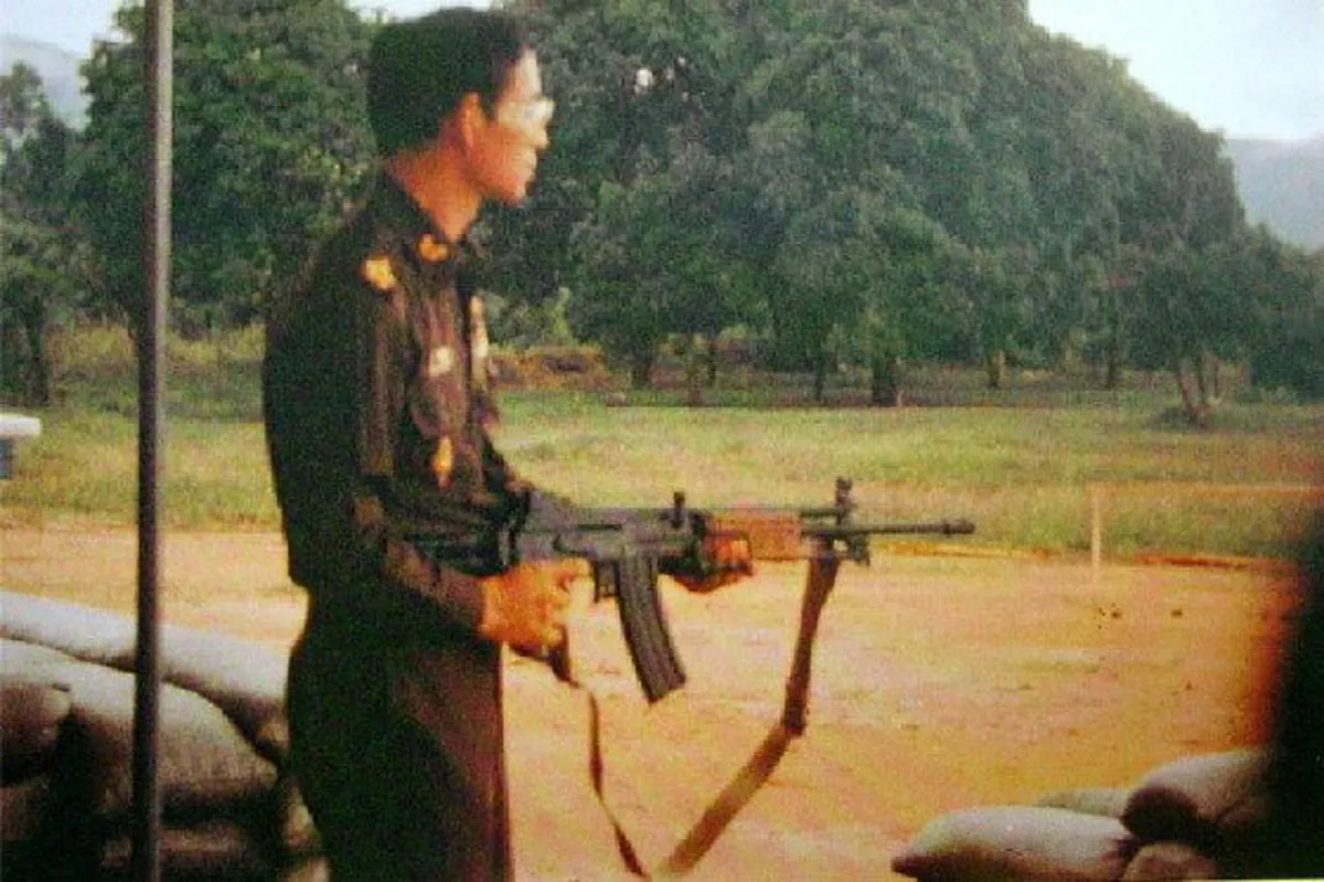 ธ ทรงเป็น จอมทัพไทย!! อีกหนึ่งพระปรีชาสามารถของ "ในหลวง ร.9 - สมเด็จพระราชินีฯ" ด้านทรงพระแสงปืน ที่คนรุ่นหลังไม่เคยได้เห็น (ภาพ)