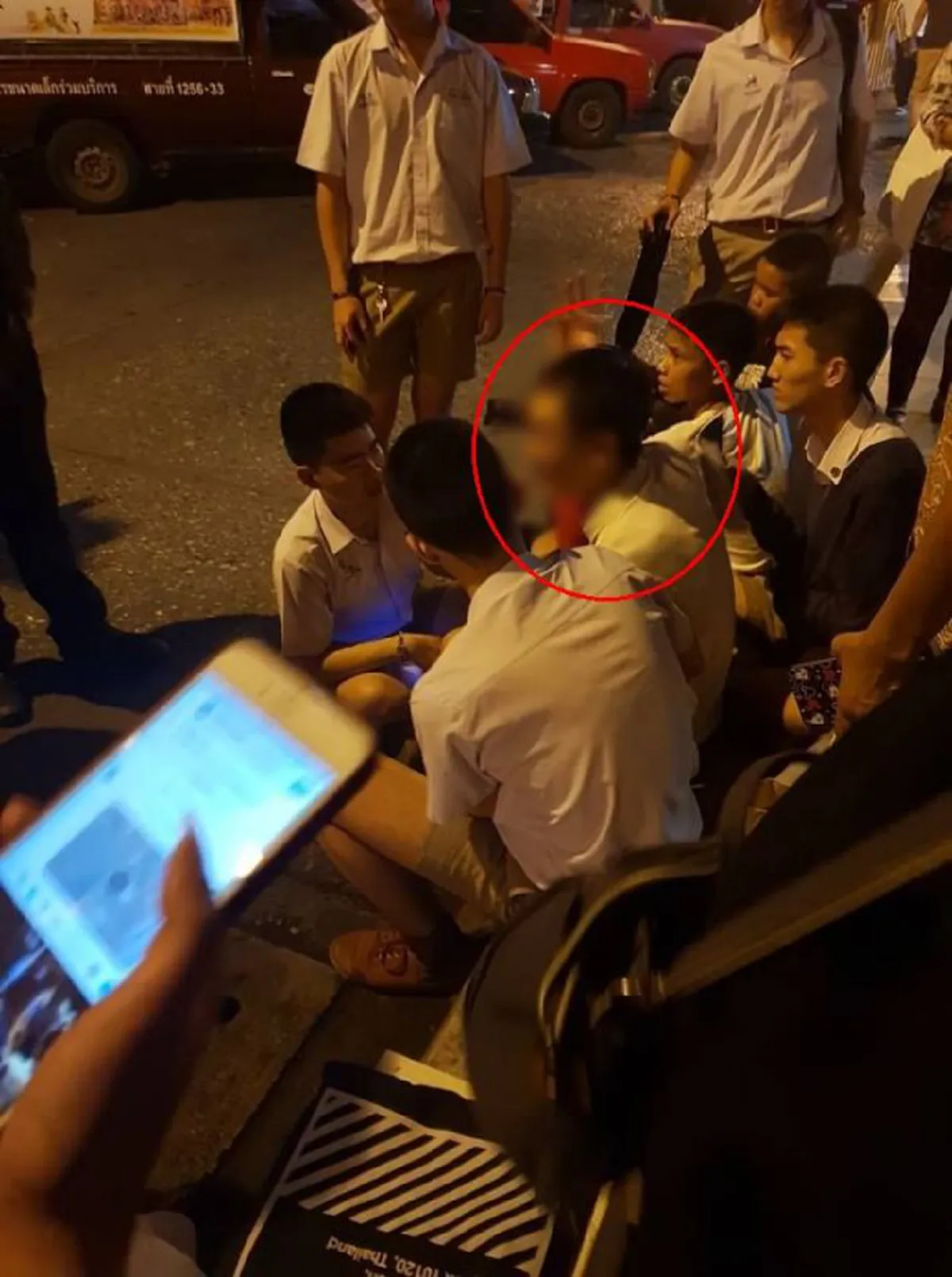 รายการ Thai Fight มอบทุนความดี 1 แสนบาท ให้ นร.ที่ช่วยเหลือชาวจีนคิดสั้น กระโดดสะพานตากสิน