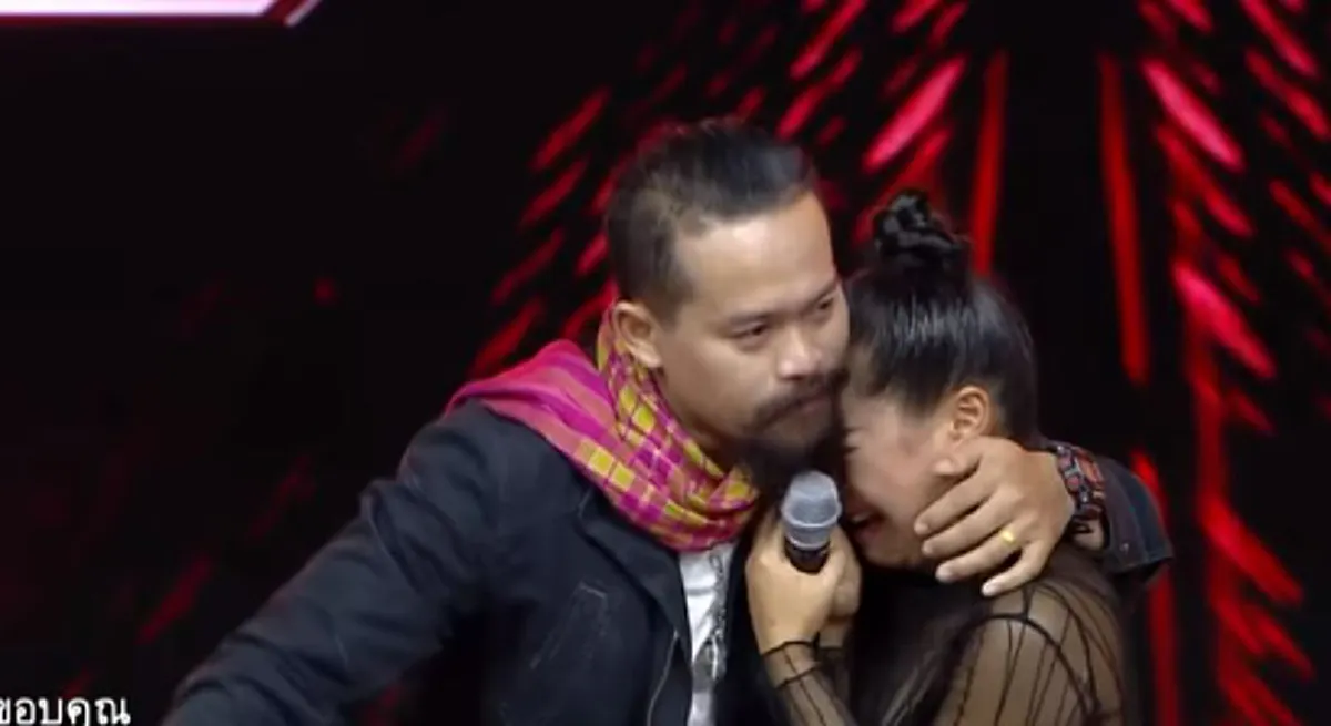 ไม่ได้อินกับเพลงแล้ว!! เกิดอะไร? "ใหม่ สายหลอน" จู่ๆ กรีดร้องลั่น ทรุดลงพื้น!? หลังร้องเพลงจบ? จนเพื่อนๆต้องรีบเข้ามาปลอบ! (คลิป)