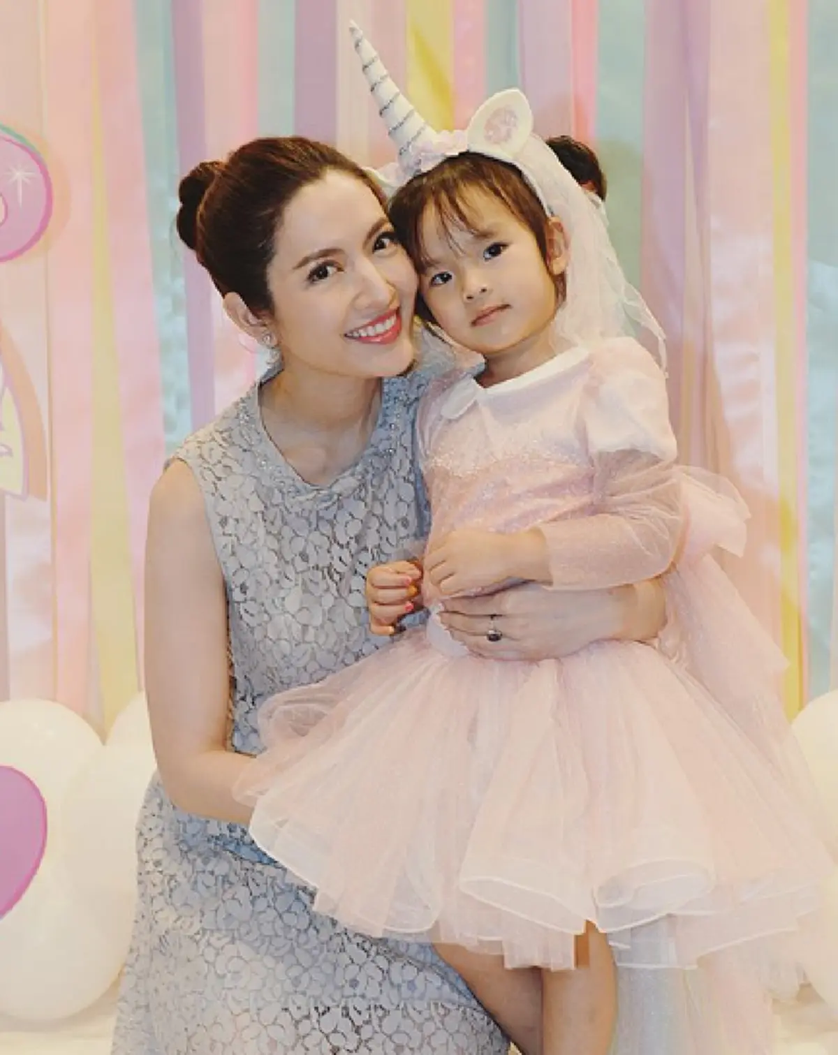 เอ็นดูหนักมาก!! เมื่อ "น้องปีใหม่" โพสท่าถ่ายรูป ยิ่งโต..ยิ่งฉายแววสวย ทำแฟนคลับใจละลายเป็นแถว ถึงขั้นแซวหนุ่ม "สงกรานต์" เตรียมไว้หนวดรอเลย