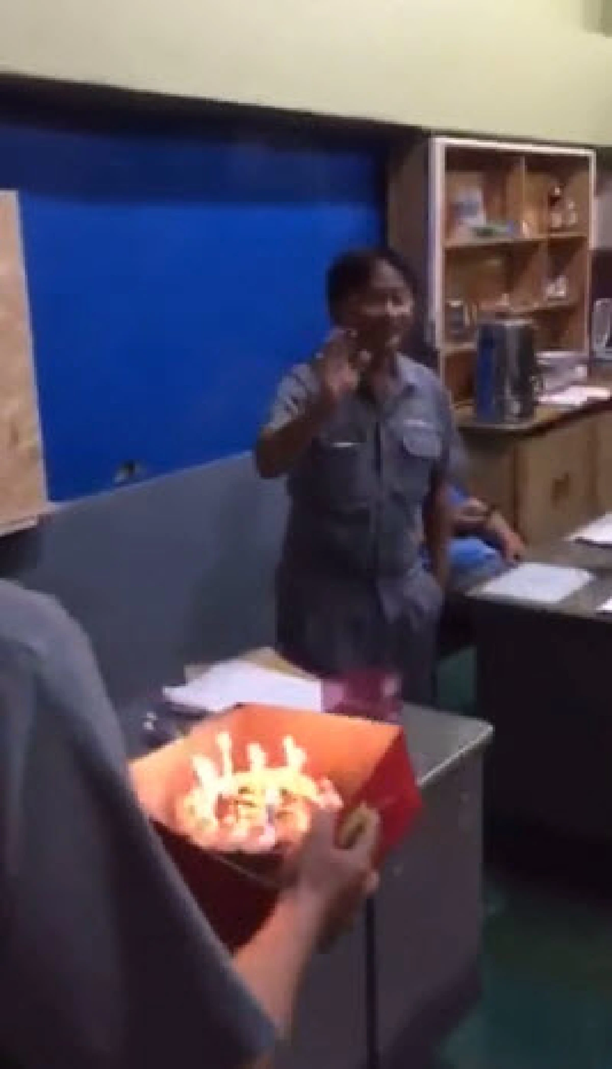 วันเกิดใคร!! ลูกน้องกะเซอร์ไพรส์หัวหน้าเตรียมการอย่างดี เค้กมา เทียนพร้อม ร้องเพลงปุ๊บทำหน้างงเจอเซอร์ไพรส์กลับหน้าหงายวงแตกกระเจิง (มีคลิป)