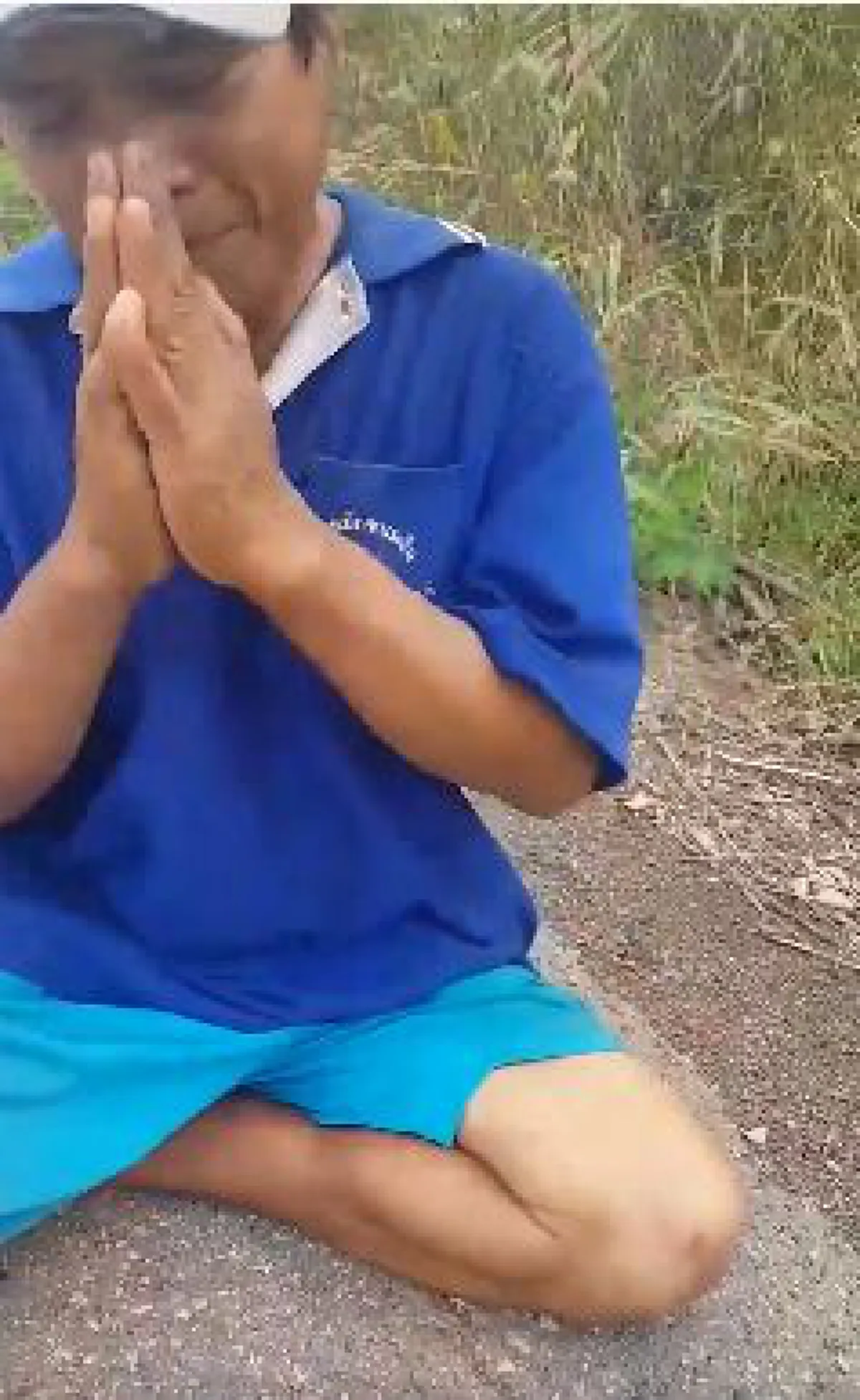 "โดนเขาตีมา เจ็บไปทั้งตัว" !?! ลุงเก็บของเก่านั่งฟุบกับพื้นถนนหนุ่มตัดสินใจเหมาขวดทั้งหมด ลุงถอดรองเท้านั่งพับเพียบยกมือไหว้ทั้งน้ำตา