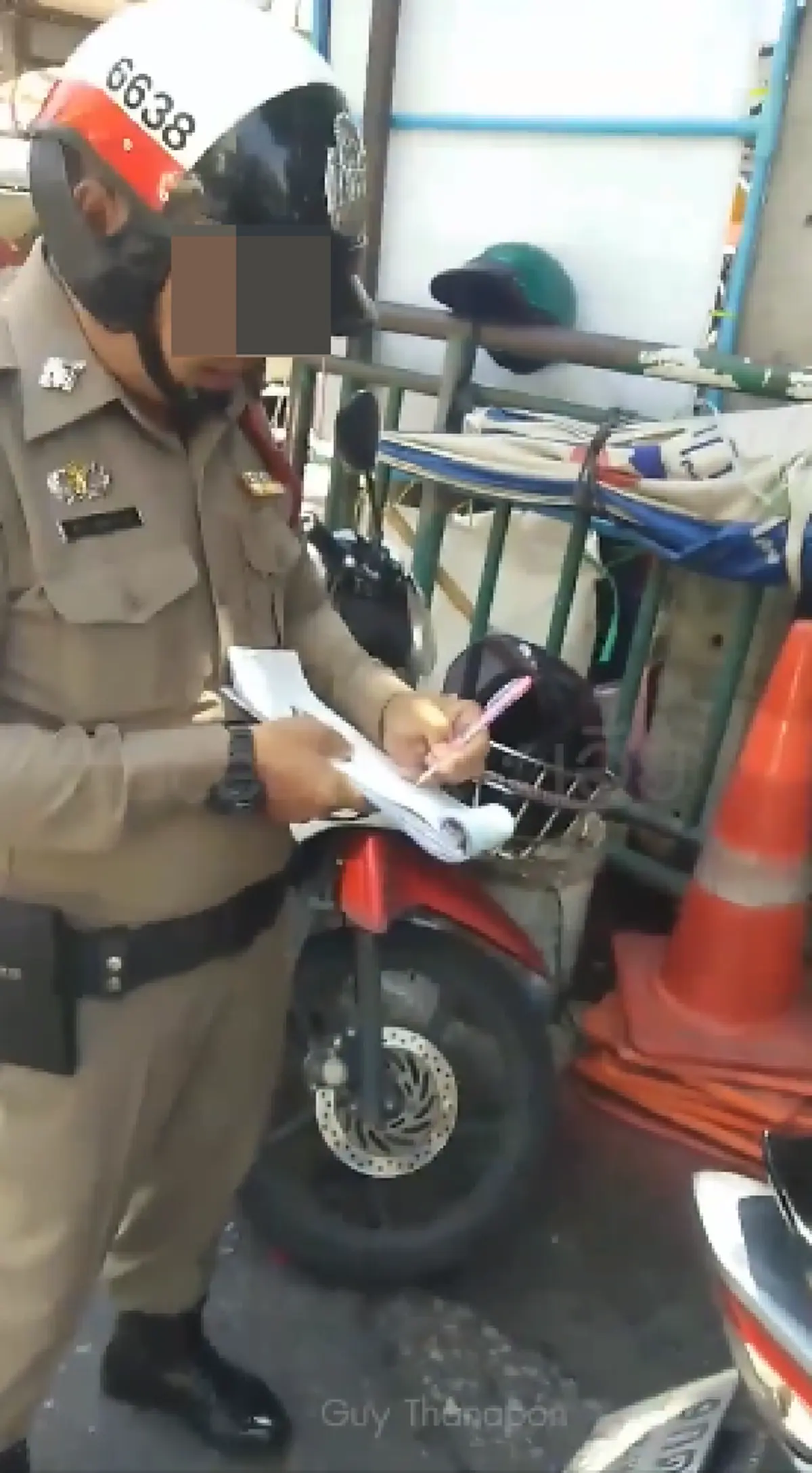 หนุ่มงง จอดรถอยู่ดีๆ โดนตำรวจจับข้อหา เล่นโทรศัพท์ แถมเขียนใบสั่งไม่ตรงกับที่พูดในคลิป