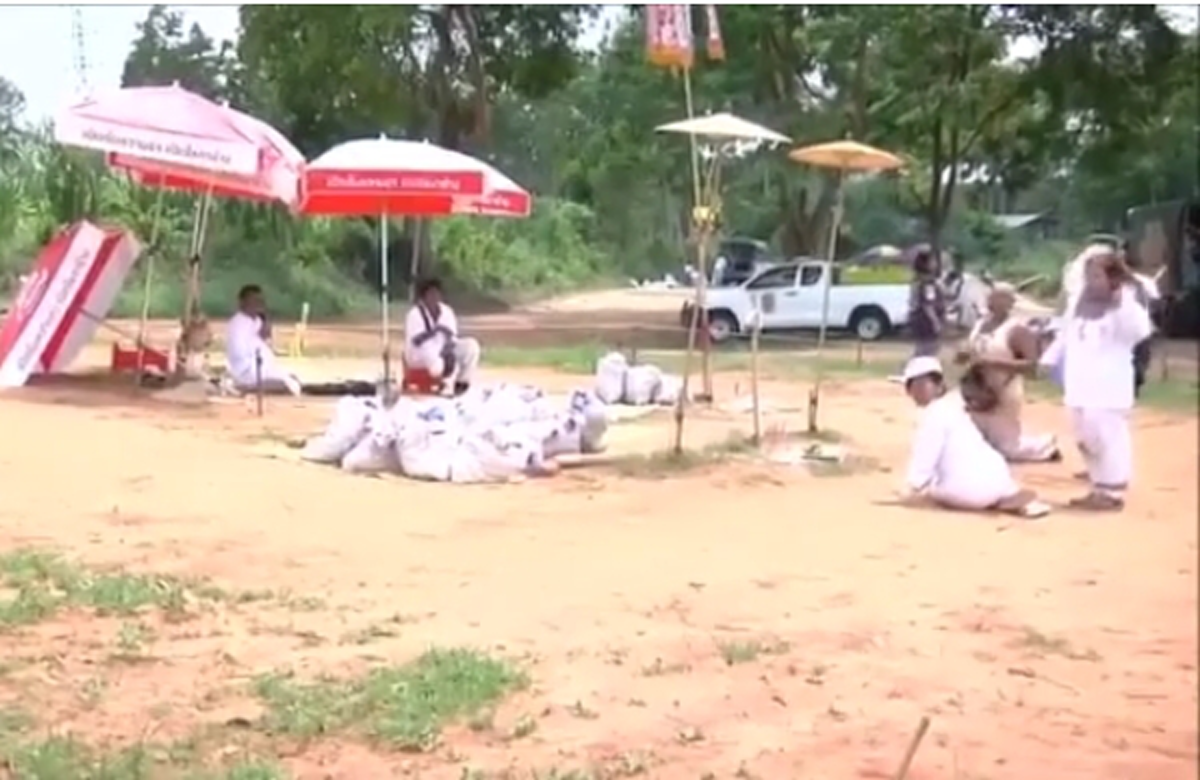 แตกตื่น!!! ขุดพบศพเด็กทารกในพิธีล้างป่าช้า ถูกฝังมานานกว่า 4 ปี ร่างไม่เน่าเปื่อย ชาวบ้านเรียก "กุมารทอง" เชื่อว่ามาให้โชค คอหวยเตรียมลุ้น!