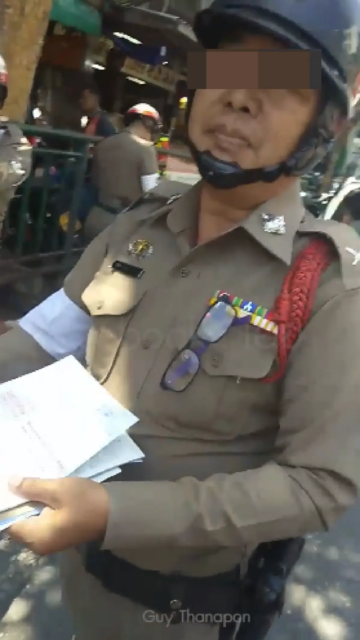 หนุ่มงง จอดรถอยู่ดีๆ โดนตำรวจจับข้อหา เล่นโทรศัพท์ แถมเขียนใบสั่งไม่ตรงกับที่พูดในคลิป