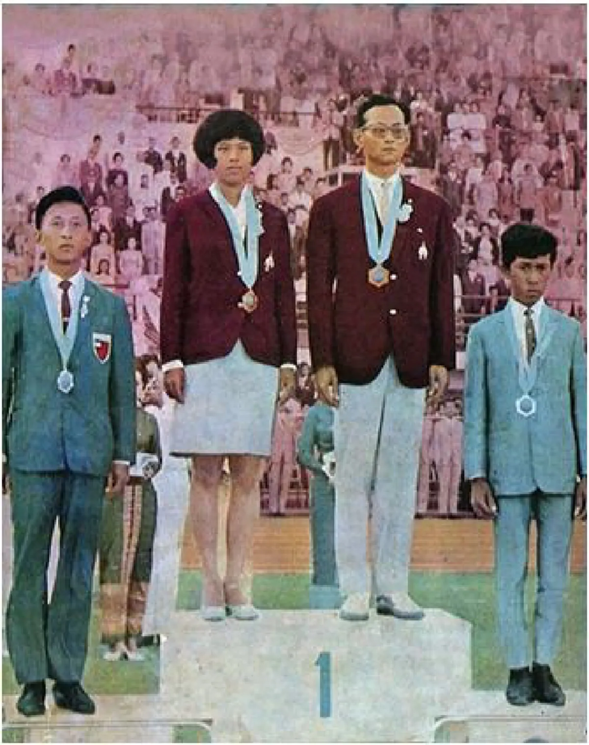 ยิ่งเห็นก็ยิ่งคิดถึงพระองค์!! ทหารเรือสกรีนสัญญลักษณ์ ในหลวง รัชกาลที่.๙ เพื่อแสดงความจงรักภักดี เนื่องในโอกาสปิดภาคการศึกษา (รายละเอียด)