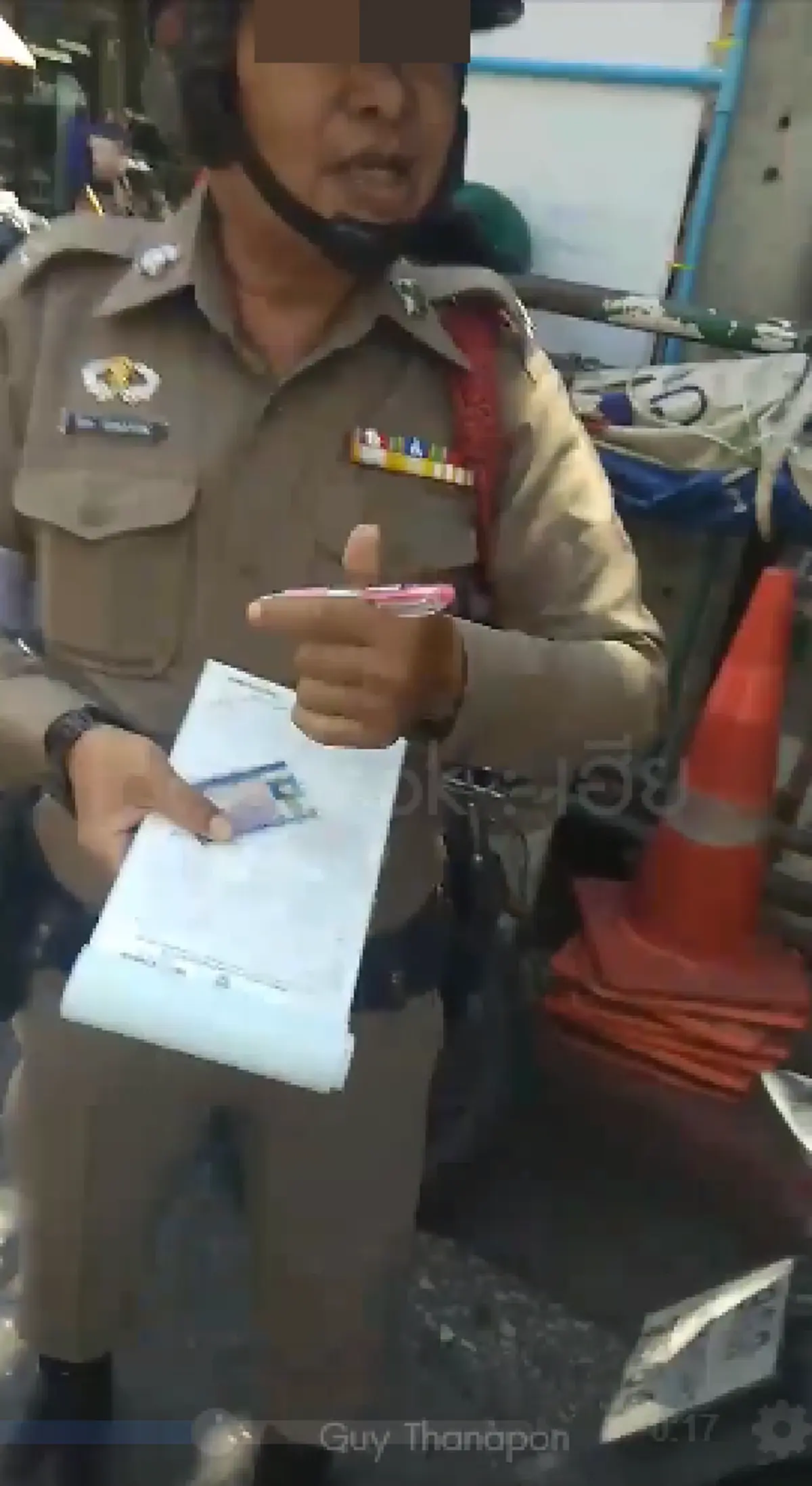 หนุ่มงง จอดรถอยู่ดีๆ โดนตำรวจจับข้อหา เล่นโทรศัพท์ แถมเขียนใบสั่งไม่ตรงกับที่พูดในคลิป