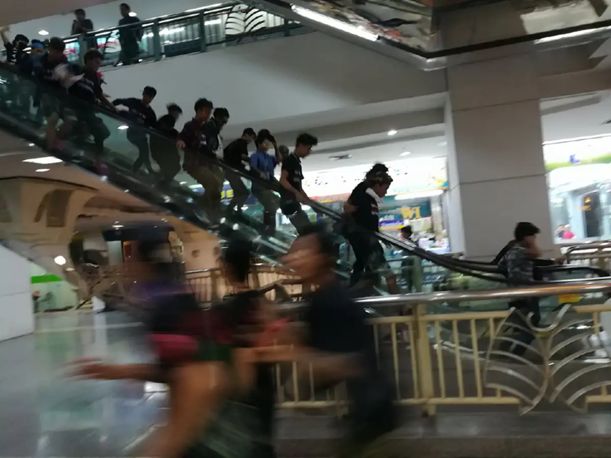 กลับไปกร่างที่บ้านตัวเองไป!!? เดือดสนั่น พม่ายกพวกตีกันกลางห้างดัง เยี่ยงที่นี่คือประเทศของตัวเอง!!!(คลิป)