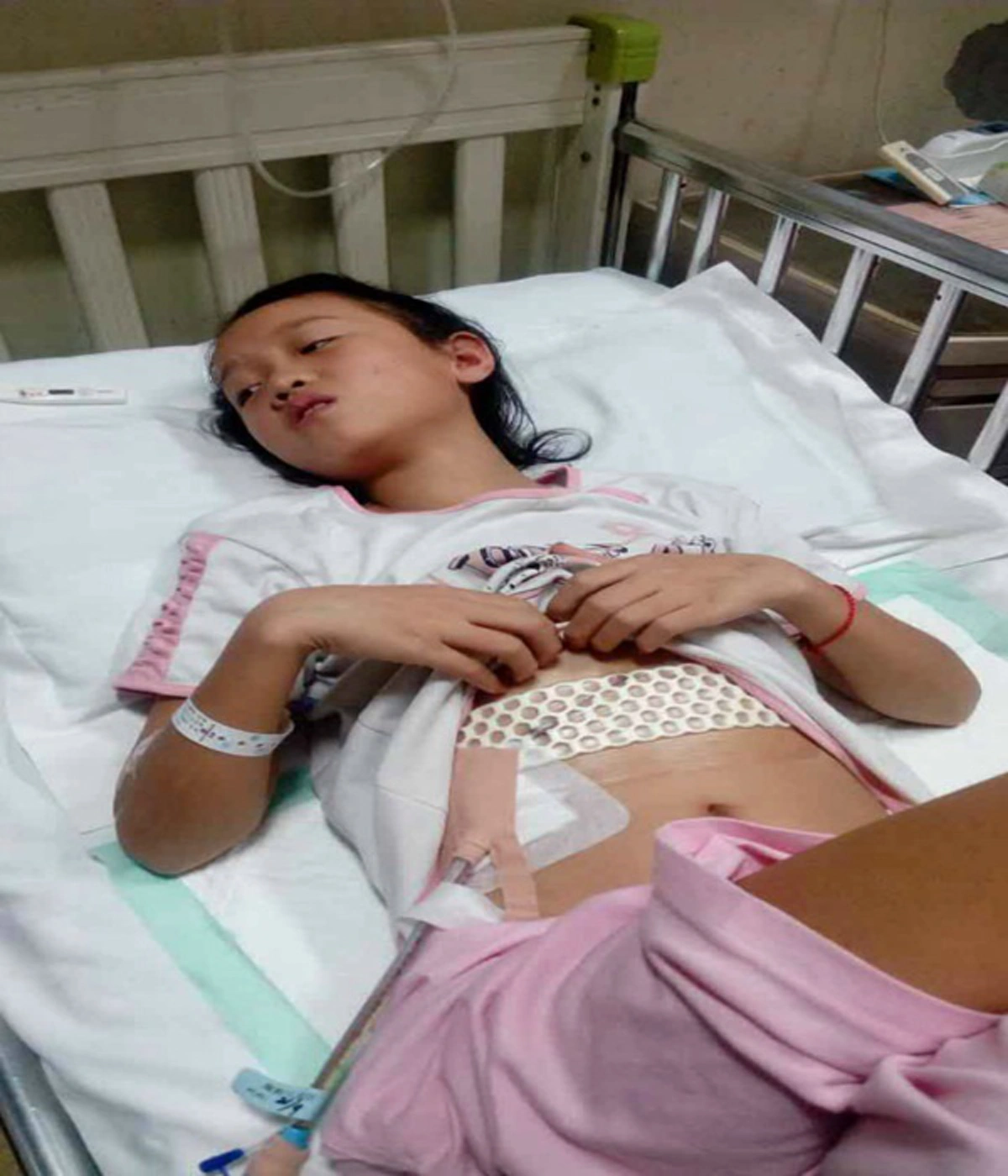 หัวอกพ่อแม่สั่นสะเทือน!!! เด็กหญิงป่วยเป็นมะเร็งระยะสุดท้าย กอดพ่อแม่น้ำตานองขอหยุดการรักษา ลั่น "หนูไม่อยากเป็นภาระอีกต่อไปแล้ว"