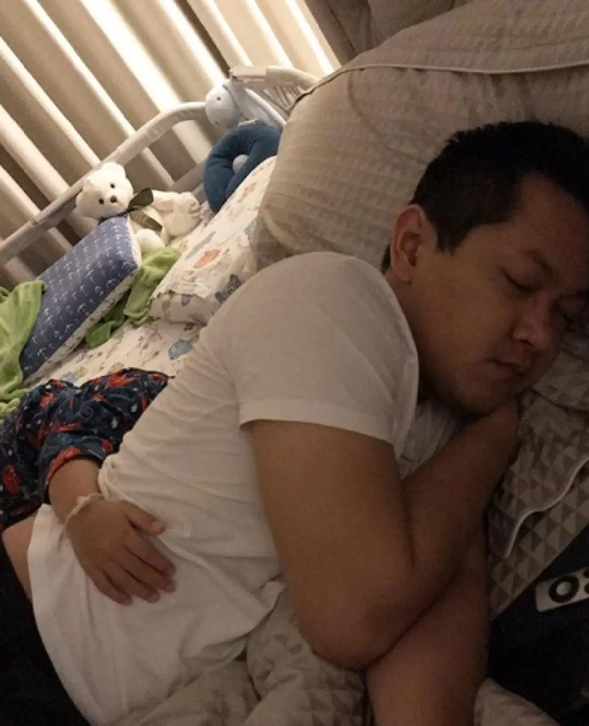 "เป้ย ปานวาด" โพสต์ภาพ "น้องโปรด-น้องปาลิน" นอนกอด "ป๊อบ นิธิ" สายใยพ่อลูกอบอุ่นทุกวินาที