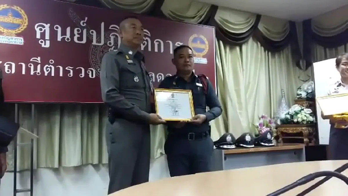 คนดีๆ ก็ควรค่าแก่การชื่นชม!! "รอง ผบช.น." มอบใบประกาศเกียรติคุณแก่ "2 ตำรวจฮีโร่" CPR ช่วยพลทหารให้ฟื้นคืนชีพจนรอดชีวิตกลับมาอีกครั้ง!?!
