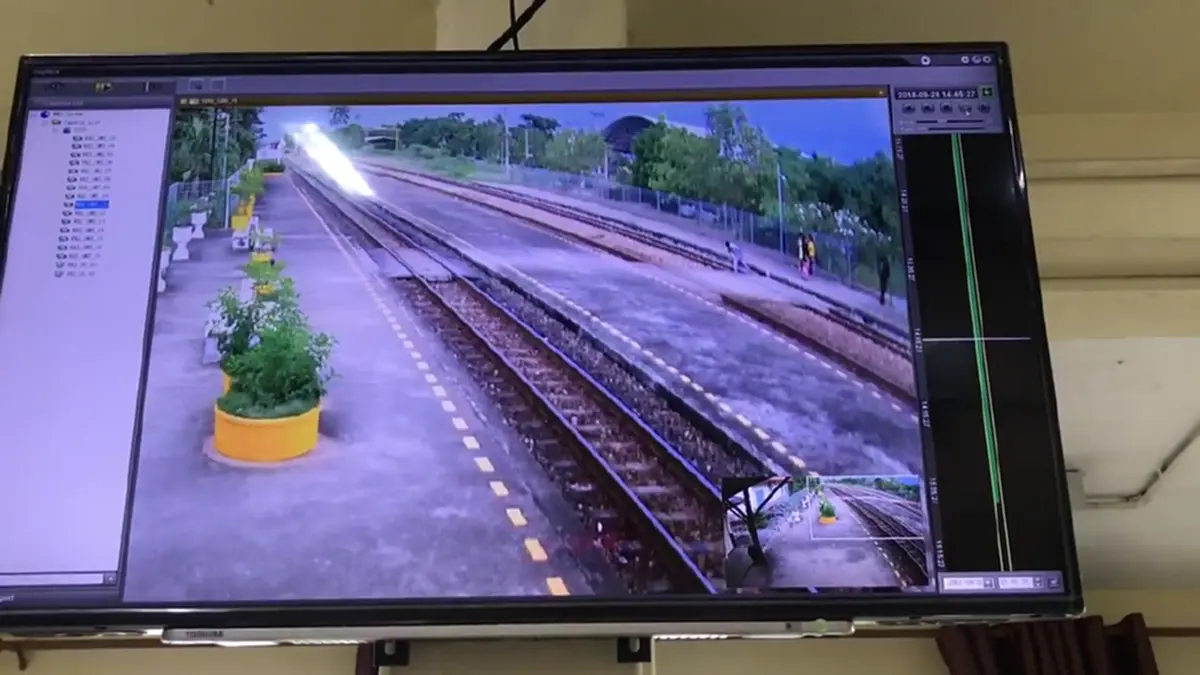 โจ๋สุดเกรียนวางก้อนหินบนรางรถไฟ ขณะที่ขบวนม้าเหล็กกำลังพุ่งมาอย่างเร็ว