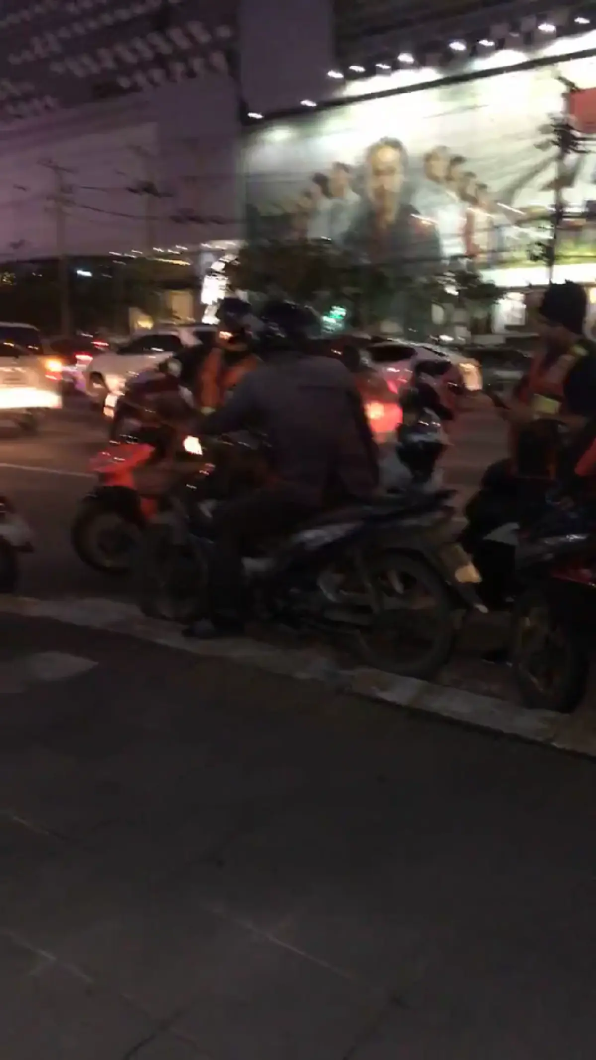 แชร์สนั่น สาวใจกล้านำเถียงมอไซค์วินห้าม Grab รับผู้โดยสาร ก็เห็นอยู่ขาเจ็บลำบากเดินไกล