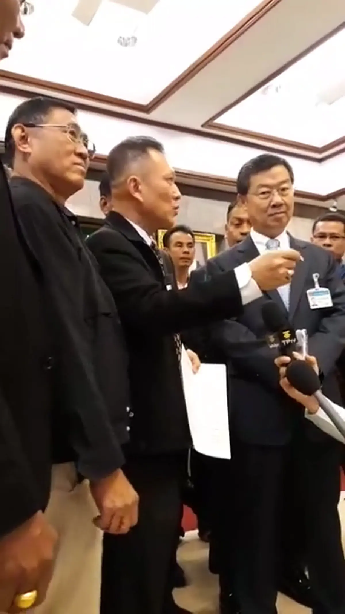 ด่วนๆ "บิ๊กตู่" พูดแล้วไม่เห็นด้วยแก้กม.เพิ่มโทษไม่พกใบขับขี่ "ทนายวรกร" ลุยยื่นสนช.ค้านเปิดช่องตร.ทุจริต