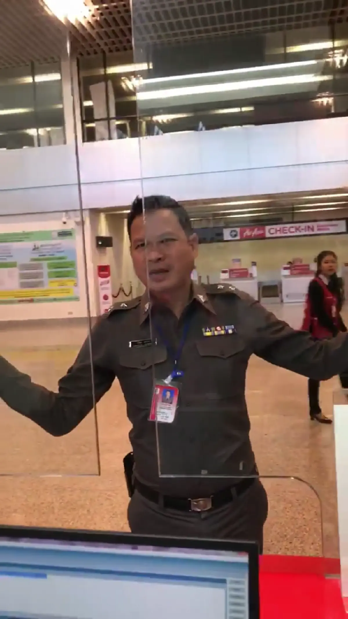 ป๊าด..ไม่ธรรมดานะบอกเลย!! คุณตำรวจโชว์พูดอังกฤษต้อนรับฉบับสายการบิน พร้อมท่าทางแบบเป๊ะสุดๆ จนแอร์โฮสเตสตัวจริงยังยอม!?! (มีคลิป)