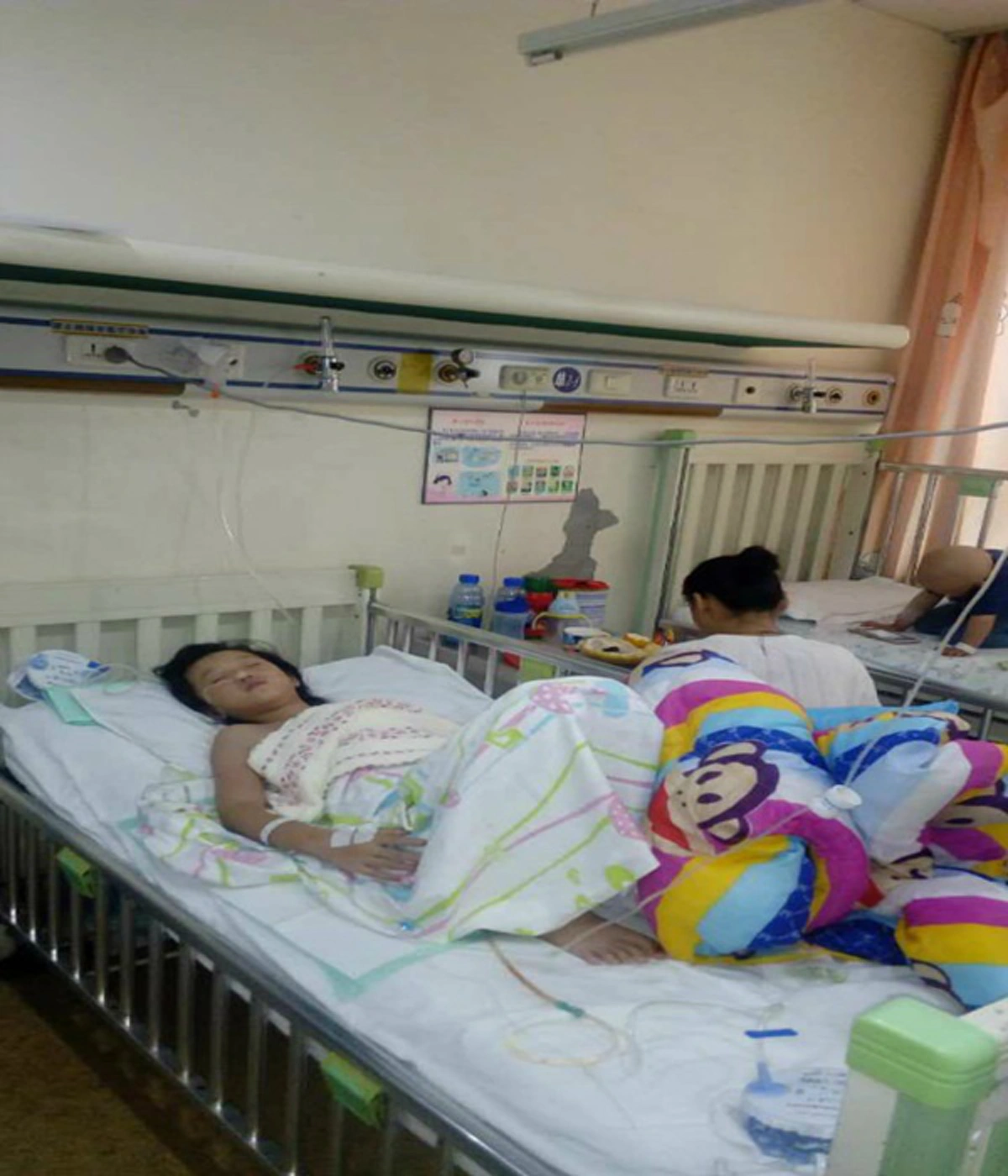 หัวอกพ่อแม่สั่นสะเทือน!!! เด็กหญิงป่วยเป็นมะเร็งระยะสุดท้าย กอดพ่อแม่น้ำตานองขอหยุดการรักษา ลั่น "หนูไม่อยากเป็นภาระอีกต่อไปแล้ว"