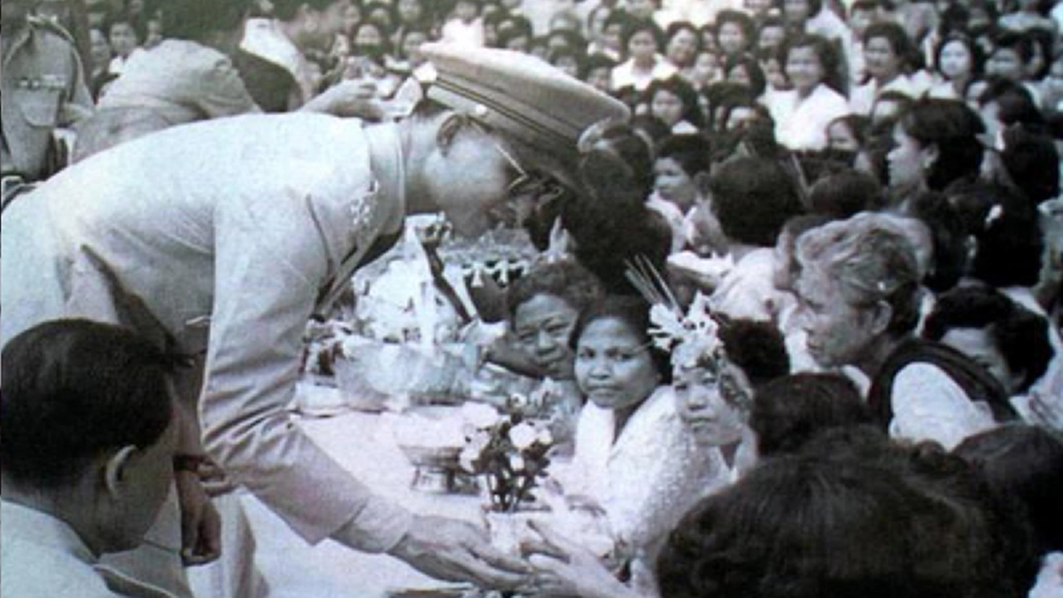 ดอกบัวสายชมพู แทนหัวใจรักภักดีของหญิงชราที่ยังเบิกบานใจตราบเท่านาน