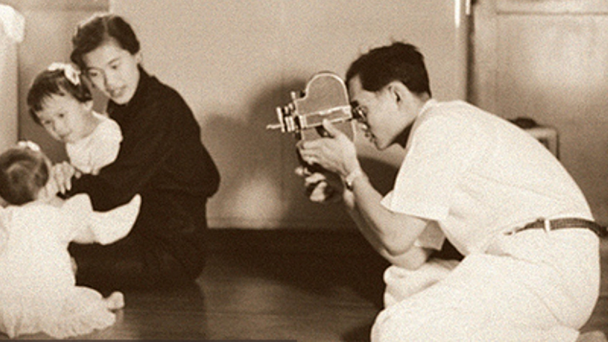 "ฉันก็มีอาชีพเป็นช่างภาพของนสพ.สแตนดาร์ด ได้เงินเดือน๑๐๐บาทตั้งหลายปี ... จนบัดนี้เขาไม่ขึ้นเงินเดือนให้สักที" ๑ในพระราชอารมย์ขันจากพระโอษฐ