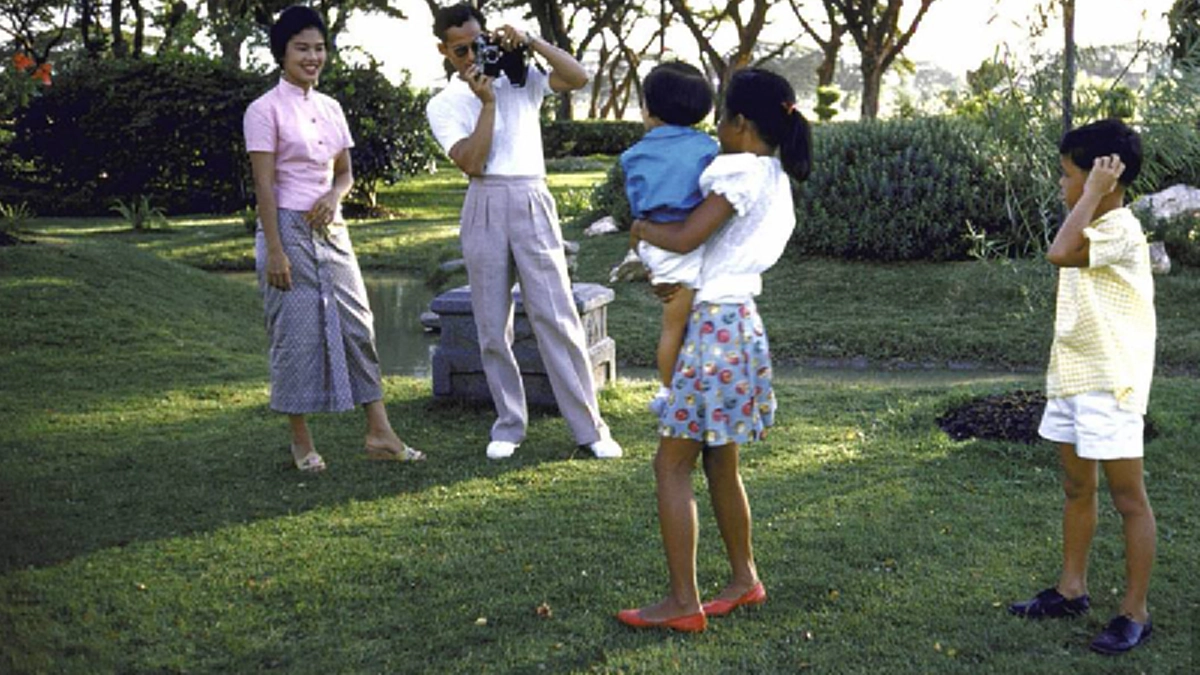 "ฉันก็มีอาชีพเป็นช่างภาพของนสพ.สแตนดาร์ด ได้เงินเดือน๑๐๐บาทตั้งหลายปี ... จนบัดนี้เขาไม่ขึ้นเงินเดือนให้สักที" ๑ในพระราชอารมย์ขันจากพระโอษฐ