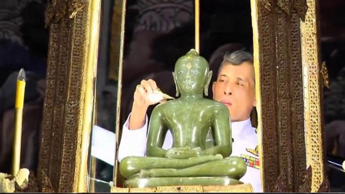 บุญแห่งแผ่นดิน!! พิธีศักดิ์สิทธิ์ "พระราชพิธีเปลี่ยนเครื่องทรงพระพุทธมหามณีรัตนปฏิมากร" ของพระมหากษัตริย์ไทยแห่งพระบรมราชจักรีวงศ์(ชมคลิป)!!