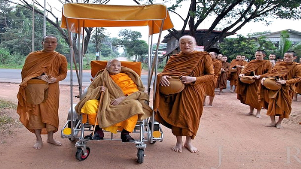 คาถาดีที่ทุกคนรอคอย!! หลวงปู่จามให้ไว้ท่อง จะได้มีกินมีใช้ ขนาดพระเณรที่วัดเจดีย์หลวง ยังขอเรียนจนหลวงพ่อปิดกุฏิหนี