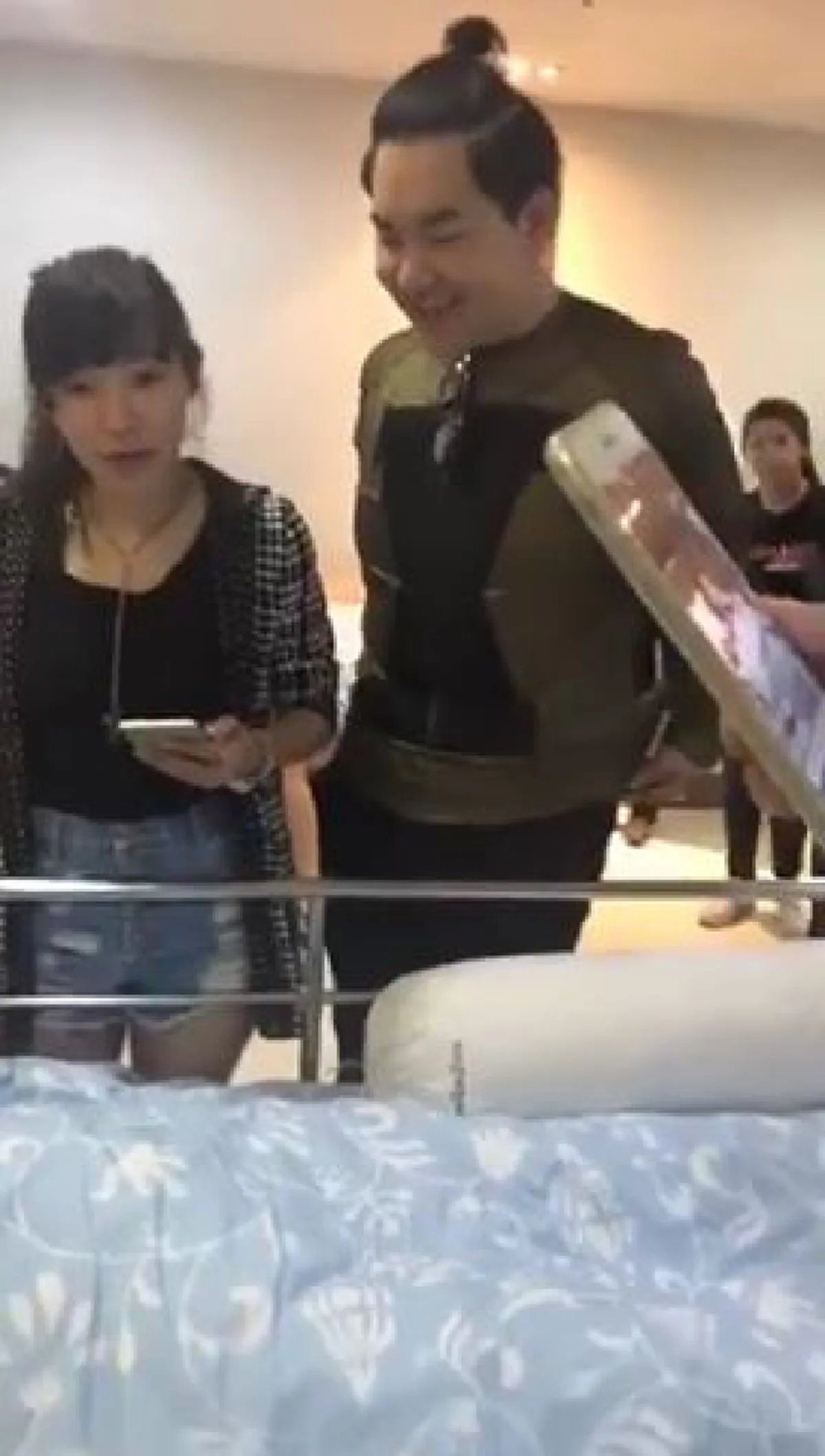 มาแล้วจ้า!! แก๊งเพื่อนดาราแห่เยี่ยม คุณแม่มือใหม่ "แพท-ณปภา" พร้อมรับขวัญ "หนูน้อยเรซซิ่ง" ถึงขอบเตียง!! (มีคลิป)