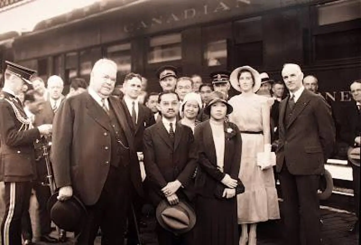 ปกเกล้าชาวไทย!! "ในหลวง รัชกาลที่๗ และ สมเด็จพระนางเจ้ารำไพพรรณี" เสด็จเยือนต่างประเทศ เพื่อไปเจริญสัมพันธไมตรี ตามรอยพระราชบิดา (ชมคลิป)!!