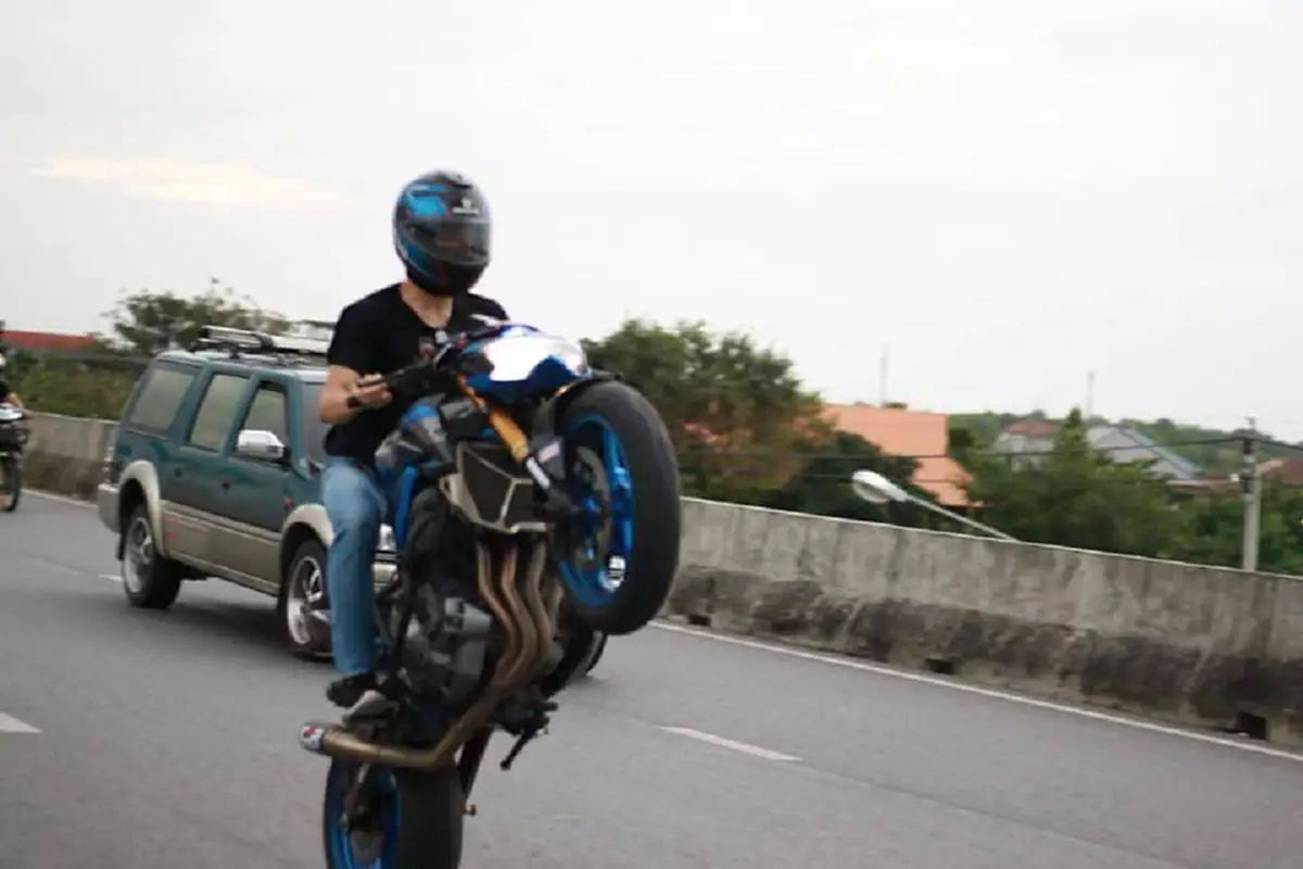 เปิดคลิปนักแสดงหลวงพี่แจ๊สขี่บิ๊กไบค์ยกล้อ ทำทะเลาะเดือดเพจดาร์คก่อนชนดับสะพานพุทธฯ พี่คู่กรณีโพสต์เศร้าสูญเสียน้อง