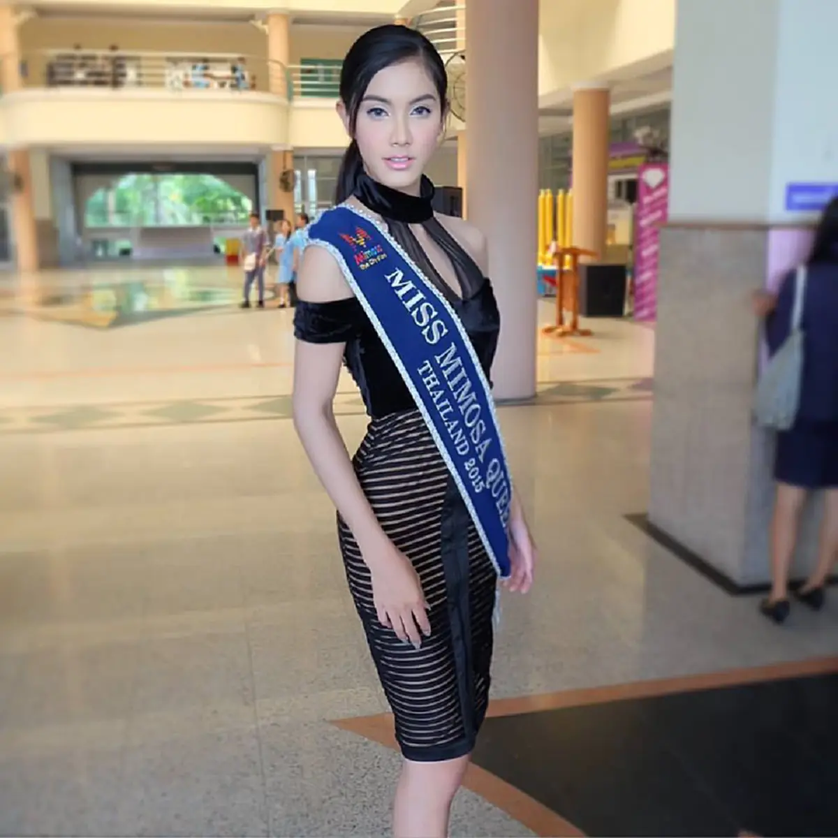 ฮือฮากันทั้งอำเภอ!! นางฟ้าเกณฑ์ทหาร สวยจนต้องเหลียวมองทั้งกองพัน!! แถมพีคหนักเมื่อเธอคนนี้ดีกรีไม่ธรรมดา..หนุ่มๆถึงกับใจละลาย!!