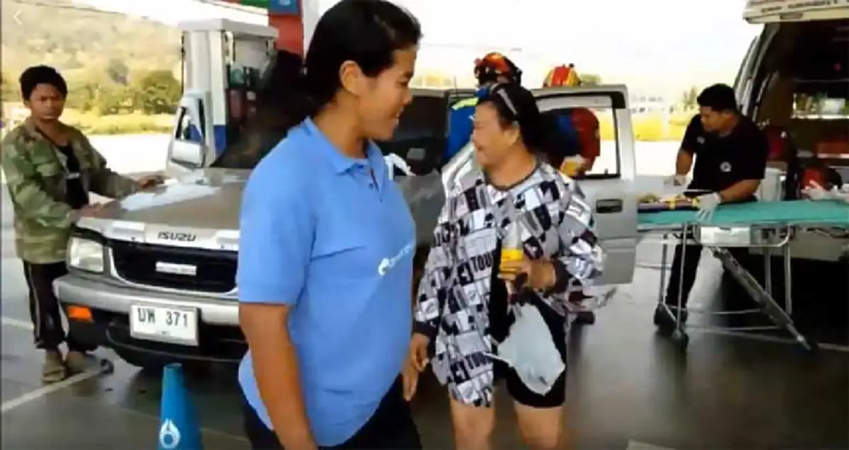 ทารกน้อยให้โชค !! "สาวลำปาง"ท้องแก่! "คลอดลูกบนรถ" "คอหวย"ไม่พลาด! รีบแห่ส่องทะเบียนรถ เชื่องวดนี้ 1/02/61 รวยเละ! เลขเด็ดถึงกับเกลี้ยงแผง !