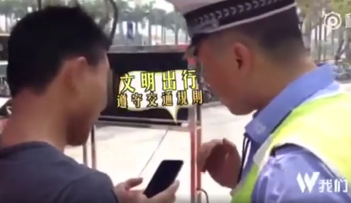 กำราบซะให้เข็ด!! ตำรวจจีนผุดไอเดียเก๋ ดัดสันดานคนมักง่ายข้ามถนนไม่ดูตาม้าตาเรือ ด้วยวิธีสุดแสบ ใครทำผิดต้องมีหนาว (คลิป)