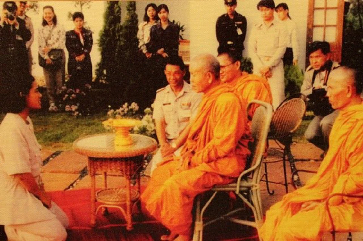 “หลวงพ่อครับ พูดตามปกติ นะครับ ผมเป็นคนไทย” ย้อนอ่านเรื่องสุดแสนประทับใจ "วินาทีที่หลวงพ่อคูณจับพระหัตถ์ของในหลวง รัชกาลที่.๙"