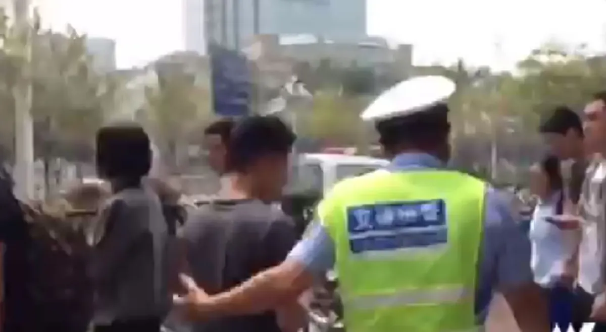 กำราบซะให้เข็ด!! ตำรวจจีนผุดไอเดียเก๋ ดัดสันดานคนมักง่ายข้ามถนนไม่ดูตาม้าตาเรือ ด้วยวิธีสุดแสบ ใครทำผิดต้องมีหนาว (คลิป)