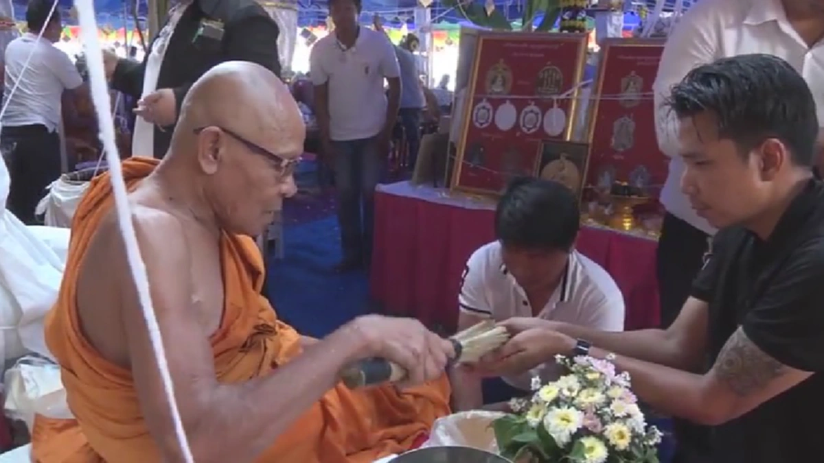 แตกฮือ ทั้งวัด!! "หลวงปู่เฮง" เกจิดังอีสาน ทำพิธีปลุกเสกเหรียญ จู่ๆเลขโผล่บาตรน้ำมนต์ 3 ตัว เต็มๆตา โร่แทงหวยด่วน!!