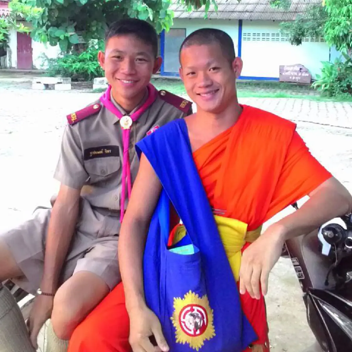 *ฮีโร่ตัวจริง!!! ส่องภาพชีวิต "โค้ชเอก" ผู้อยู่เบื้องหลังและเคียงข้าง "ทีมหมูป่า" ที่สละได้ทุกอย่าง เพื่อให้น้องรอด!!!