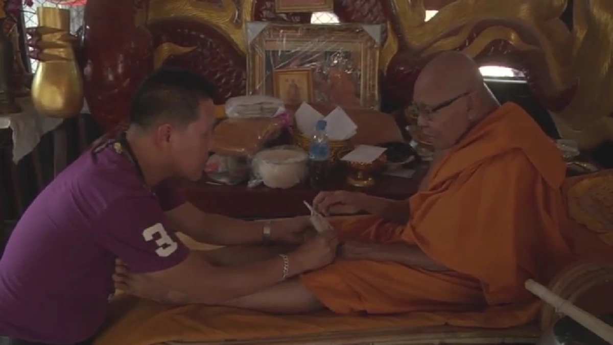 แตกฮือ ทั้งวัด!! "หลวงปู่เฮง" เกจิดังอีสาน ทำพิธีปลุกเสกเหรียญ จู่ๆเลขโผล่บาตรน้ำมนต์ 3 ตัว เต็มๆตา โร่แทงหวยด่วน!!