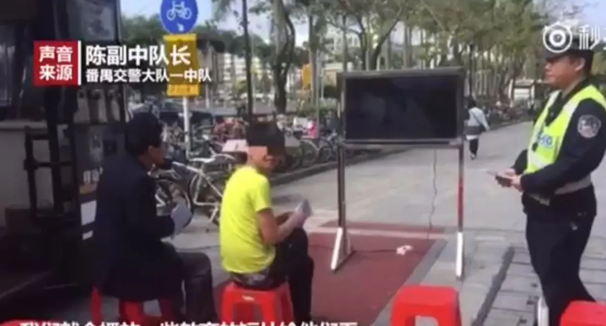 กำราบซะให้เข็ด!! ตำรวจจีนผุดไอเดียเก๋ ดัดสันดานคนมักง่ายข้ามถนนไม่ดูตาม้าตาเรือ ด้วยวิธีสุดแสบ ใครทำผิดต้องมีหนาว (คลิป)