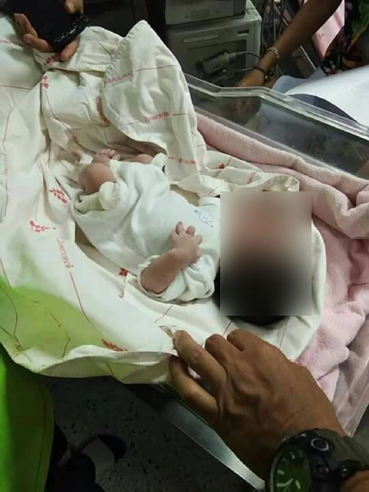 แม่คลอดลูกน้อย ก่อนนำมาทิ้งไว้ข้างทาง สาวมาเจอรีบนำตัวส่ง รพ.