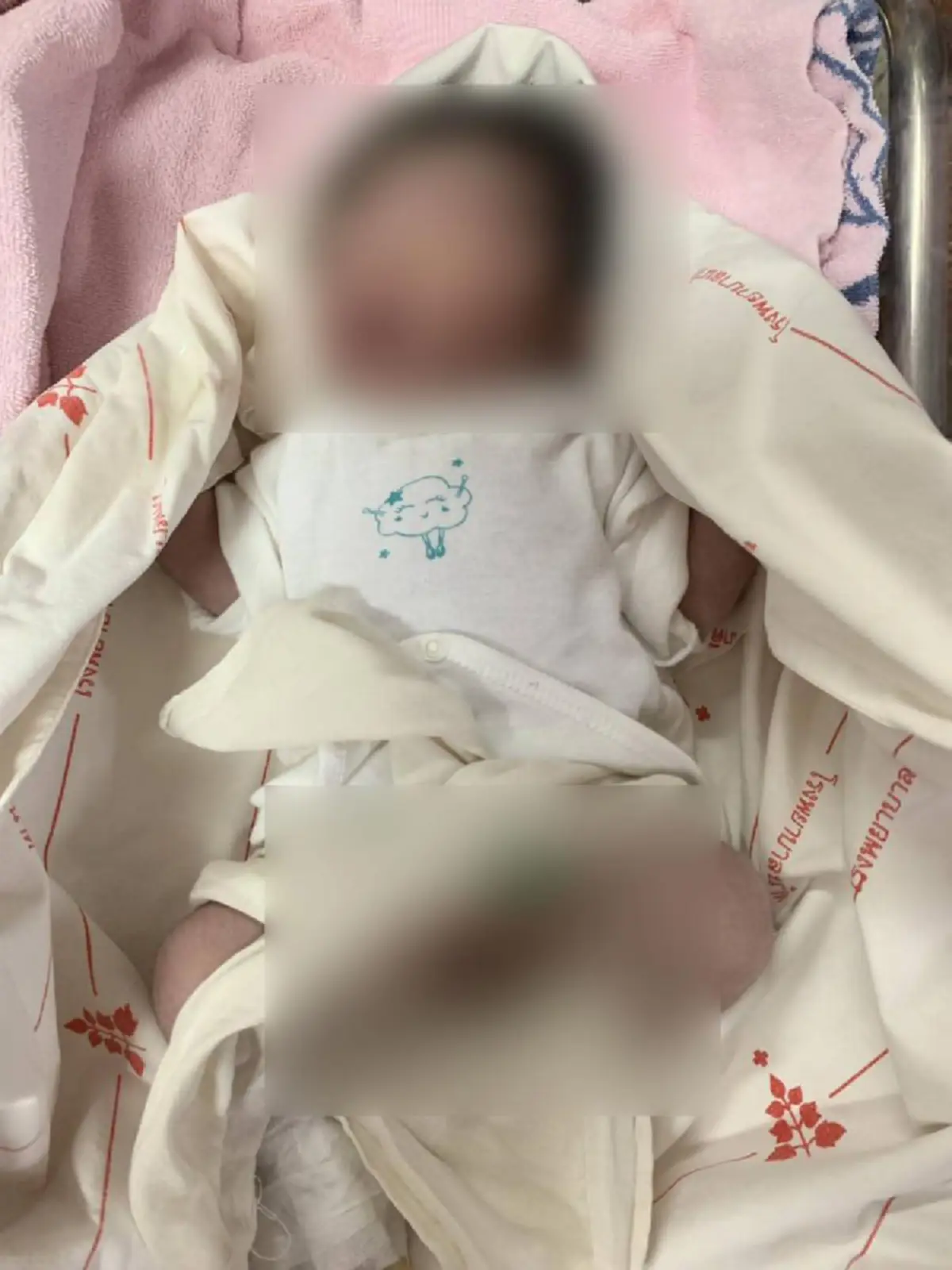 แม่คลอดลูกน้อย ก่อนนำมาทิ้งไว้ข้างทาง สาวมาเจอรีบนำตัวส่ง รพ.