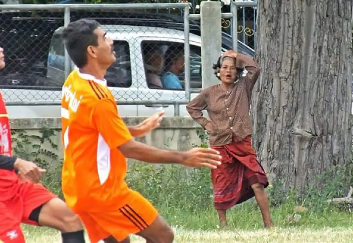 คุณยายวัยเก๋า! ออกลีลาเชียร์บอลติดขอบสนาม ทำเอาฮาลั่น อินเนอร์ล้วนๆ