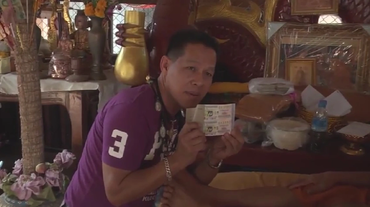 แตกฮือ ทั้งวัด!! "หลวงปู่เฮง" เกจิดังอีสาน ทำพิธีปลุกเสกเหรียญ จู่ๆเลขโผล่บาตรน้ำมนต์ 3 ตัว เต็มๆตา โร่แทงหวยด่วน!!