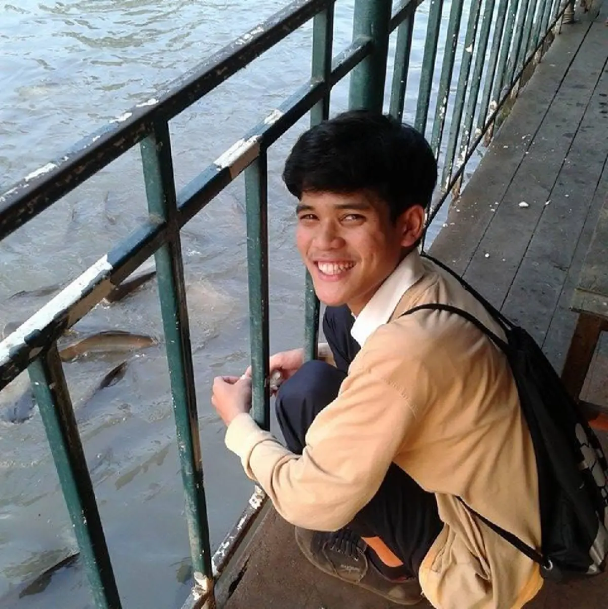 ไม่ลืมบุญคุณ "บัณฑิตหนุ่ม" สวมชุดครุย ก้มกราบตักวินจยย.รับจ้าง ผู้มีพระคุณที่ทำให้เขามีวันนี้