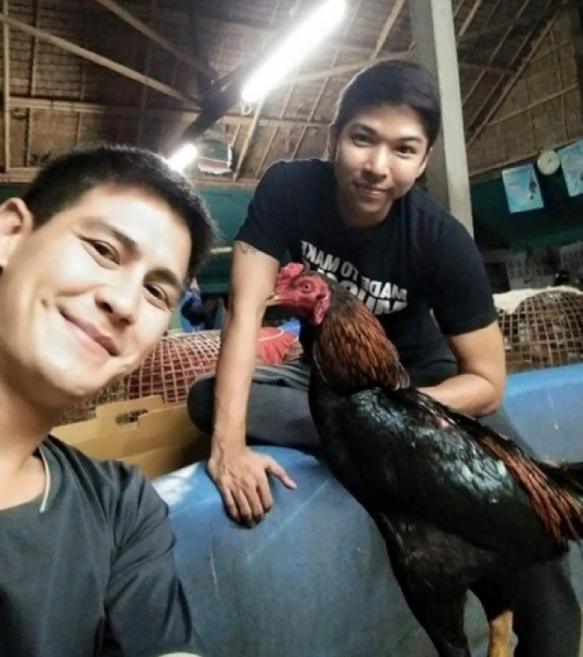 ไม่จำเป็นต้องหรู ก็อยู่ได้ !! ส่องวิถีชีวิตนอกจอ และวิธีการสอนลูกของพระเอกหนุ่ม ลูก 2  ยึดหลักเศรษฐกิจพอเพียง !! (ชมภาพ) 