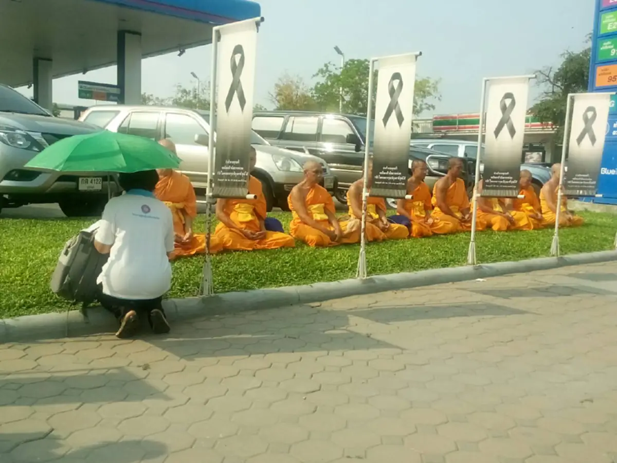 เอามันตรงนี้แหละ!!! "วัดพระธรรมกาย" งดแถลงเพื่อจัด "พิธีบูชาข้าวพระ" ที่ตลาดกลางคลองหลวง ลูกศิษย์-พระสงฆ์นับร้อย ลำบากชาวบ้าน?? (รายละเอียด)