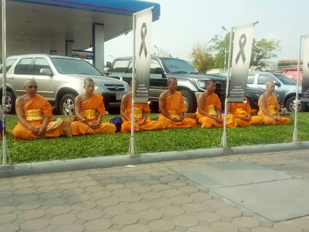 เอามันตรงนี้แหละ!!! "วัดพระธรรมกาย" งดแถลงเพื่อจัด "พิธีบูชาข้าวพระ" ที่ตลาดกลางคลองหลวง ลูกศิษย์-พระสงฆ์นับร้อย ลำบากชาวบ้าน?? (รายละเอียด)