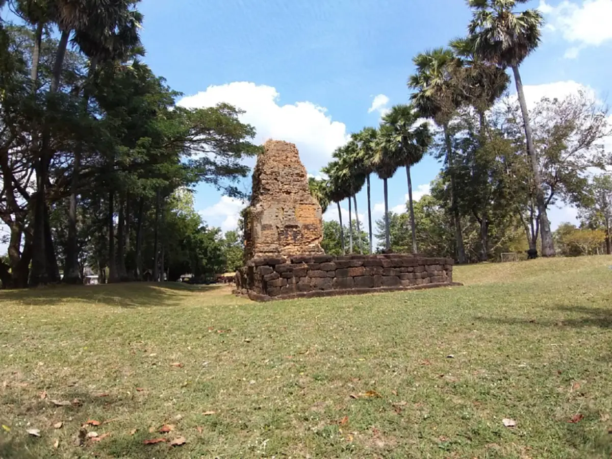 ไขปริศนา!! ต้นลำเจียก..ที่ไม่เคยออกดอก กับ "ปราสาทภูมิโปน" ที่เก่าแก่ที่สุดในไทย พร้อม ตำนานรัก “เนียง ด็อฮ ทม” หรือ พระนางนมใหญ่(คลิป)